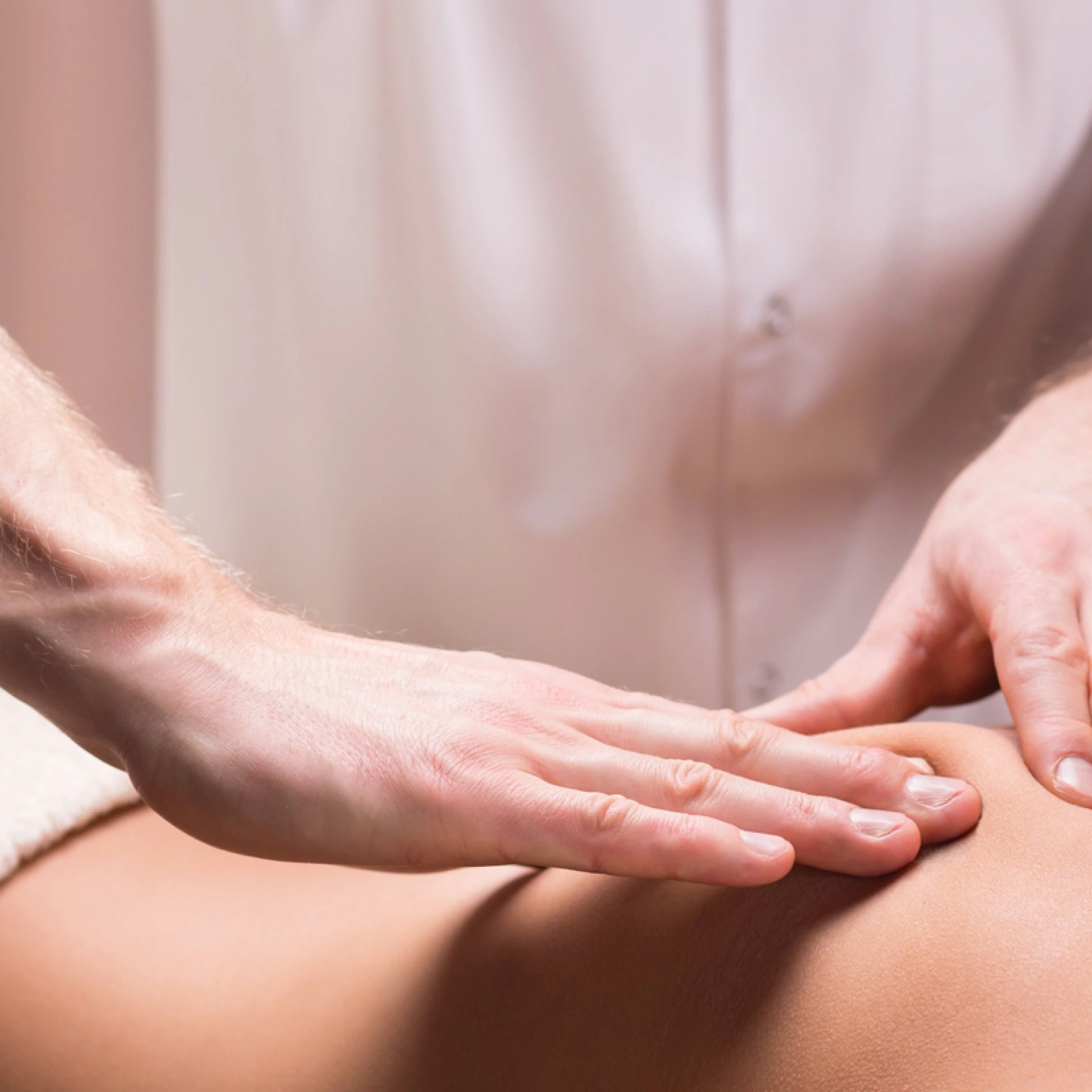 Professionelle Massage in der Praxis Manubrium
